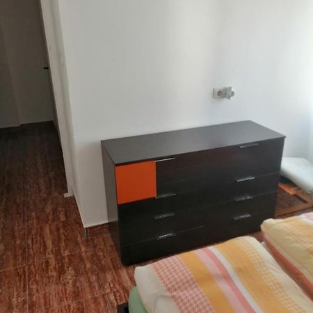 Schoene Wohnung Mit Wifi Und Parkplatz Auf Der Strasse 올리바 외부 사진