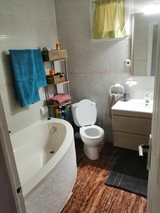 Schoene Wohnung Mit Wifi Und Parkplatz Auf Der Strasse 올리바 외부 사진